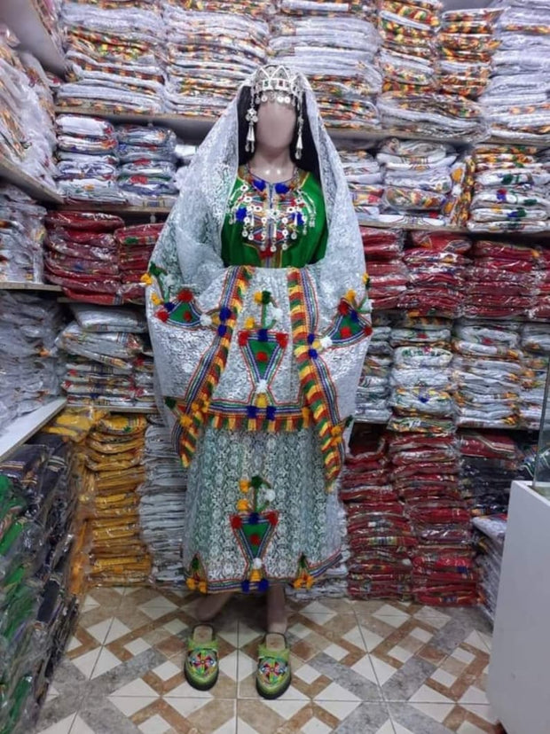 Ensemble berbère fait main : tenue traditionnelle marocaine avec couronne en argent