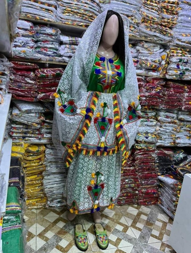 Ensemble berbère fait main : tenue traditionnelle marocaine avec couronne en argent